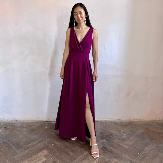 Modelka asijského původu pózující zepředu oblečená ve fialových společenských šatech