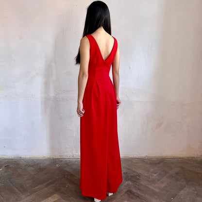 Modelka asijského původu pózující z boku oblečená v červených společenských šatech