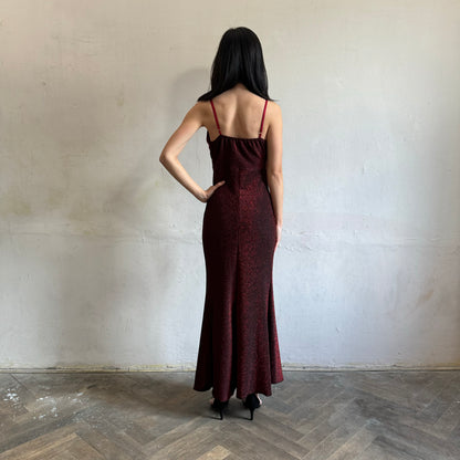 Modelka asijského původu pózující zezadu se třpytivými společenskými šaty ve vínové barvě