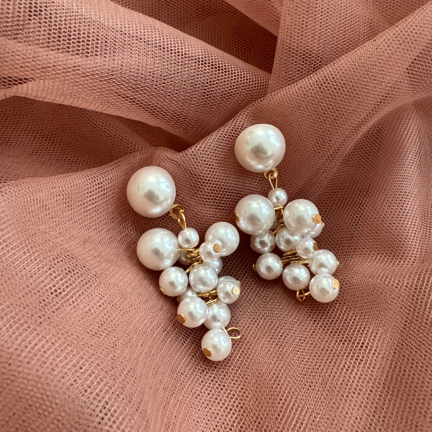 Jemné bílé zlaté perličkové visací náušnice LILY